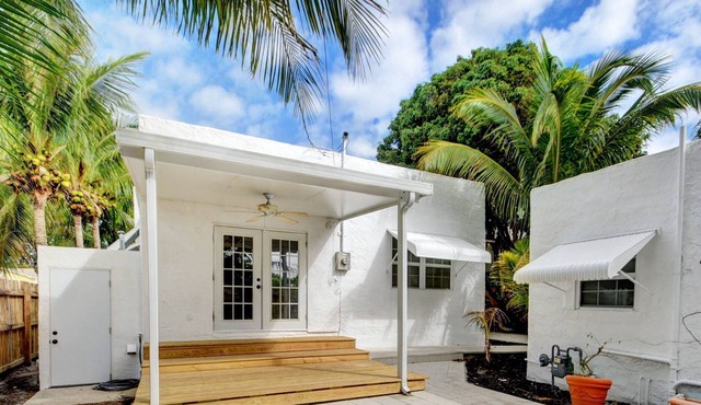 Sunset Cottage West Palm Beach/Close to Downtown/ Shops/ Pet Friendly