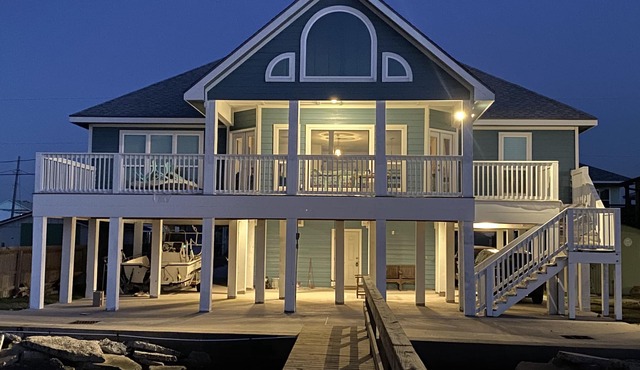 Sunset Cove-4 BR, 2 1/2 BA Waterfront Home. Sleeps 12-Private pier!
