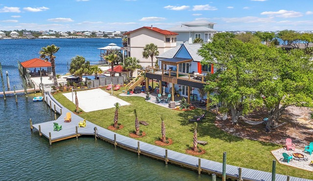 Sunset Cove: Boater’s Paradise w/Private Beach & Stunning Views