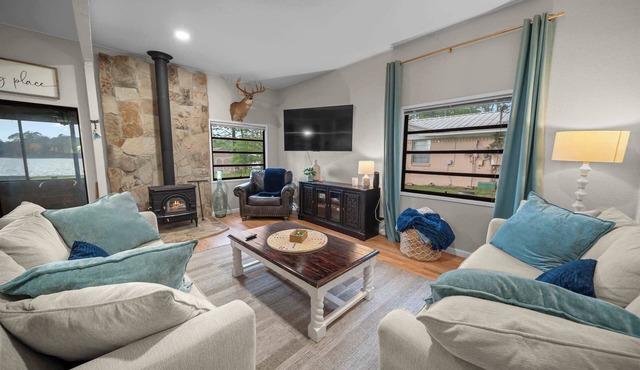 Sunset Cove Cottage- Lakefront Oasis