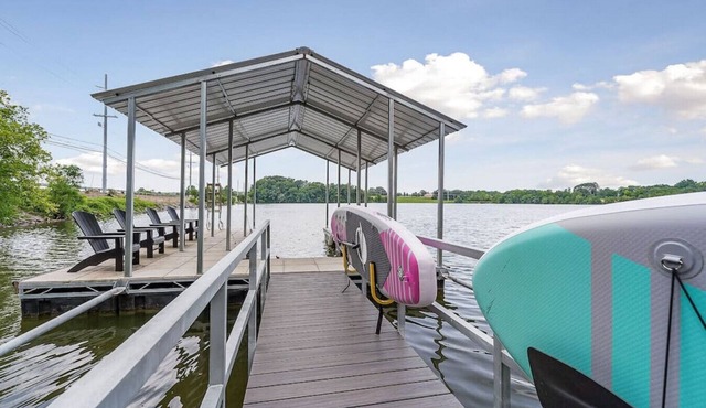 Sunset Cove- Lake Home, Dock, Fire Pit, Hot Tub, Game Room, Etc