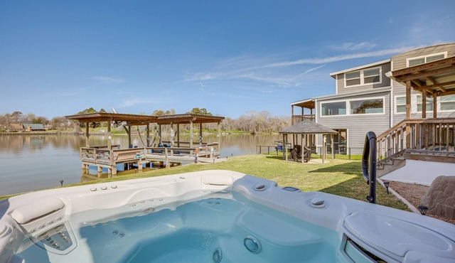 ‘Sunset Cove’ Lakefront Rental w/Private Dock!