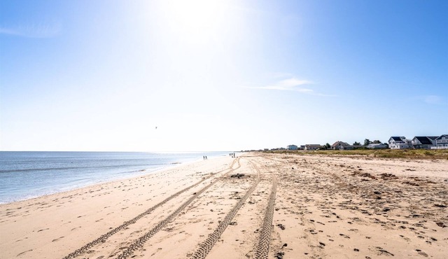 SUNSET DREAMS - 4 BD & 2.5 BA - Sleeps 8 - Short walk to Beach!