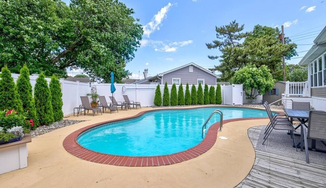 SUNSET DREAMS, POOL, PET FRIENDLY 4BR/2BA Sleeps 12