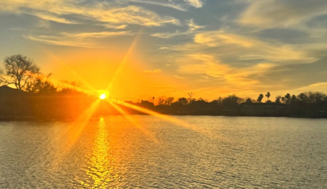 Sunset Dreams: Pool, Hot Tub, Fire Pit, BBQ & Private Dock in Wildlife Haven