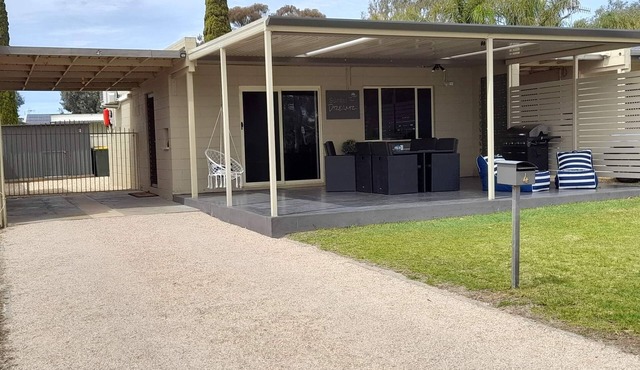 "Sunset Dreamz" Lake front accommodation with 180 degree Lake Bonney views