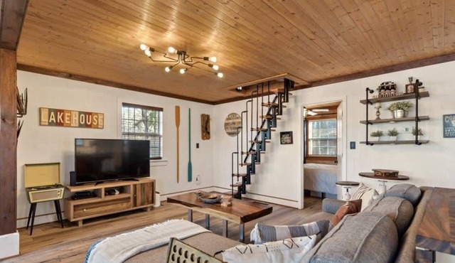 Sunset Escape, Waterfront, Sleeps 6, Fishing, 2 Kayaks, Games, + Firepit!