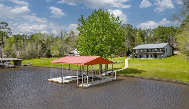 Sunset Estate 7 bedrooms, Sleeps 18! + Game Room