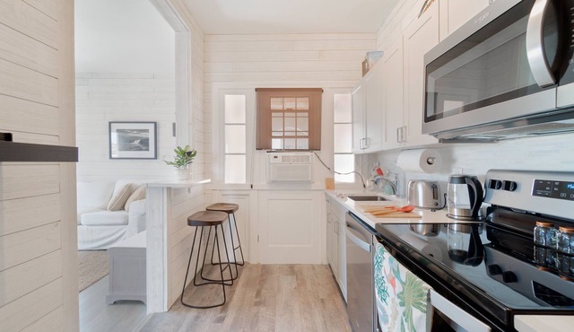 Sunset Executive Corner Suite - Renovated 1bd/1ba (+parking and balcony)