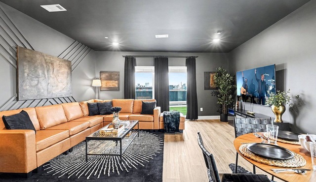 Sunset-Expansive Patio & Hot Tub-Mins to Broadway