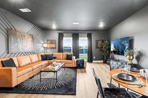 Sunset-Expansive Patio & Hot Tub-Mins to Broadway