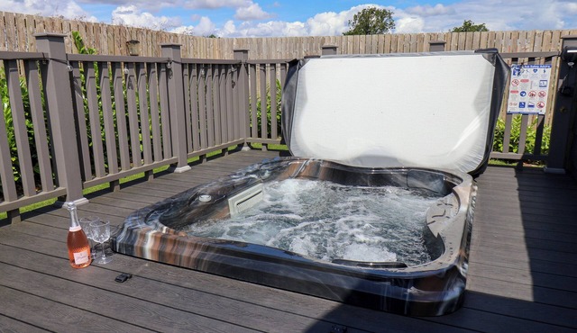 SUNSET GEM, pet friendly, country holiday cottage in Hunmanby