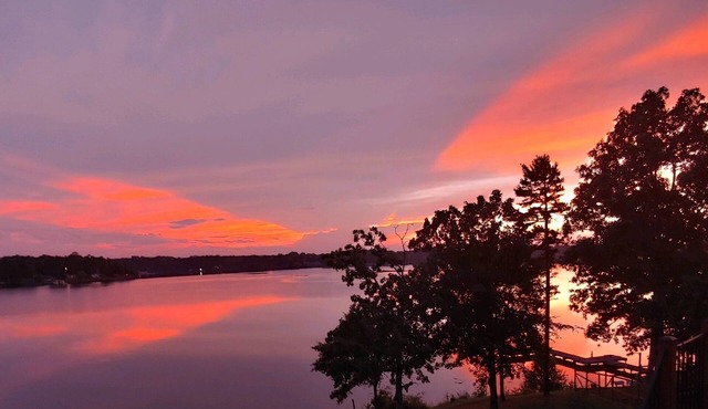 "Sunset Hideaway" Lakefront Weiss Lake with large private dock - boats welcome!