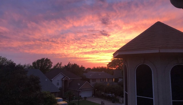 Sunset Hill Haven: Relaxing balcony & Backyard, short walk to Rockwall Harbor