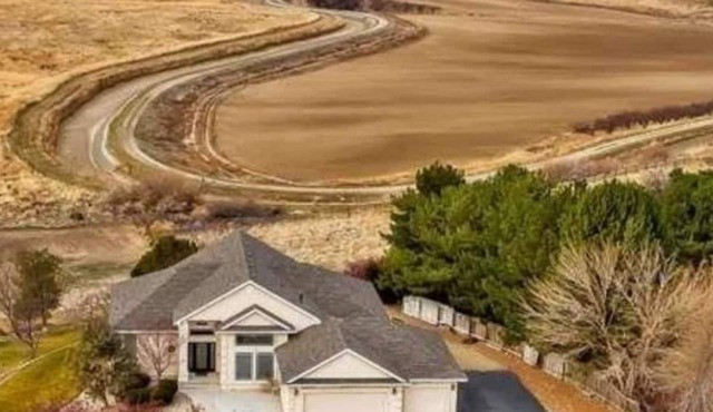 Sunset Hills1600 sq. ft. lower-level apt. (3 bedrooms, 2 king beds)