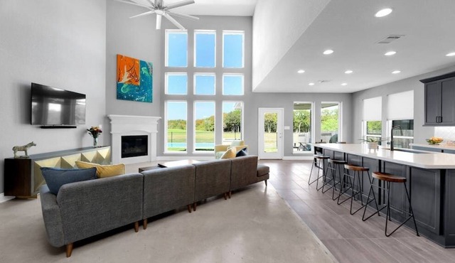 Sunset Hits | Golf Course Views w/ Pool Hot Tub Gym Theatre - 20mins to DT ATX