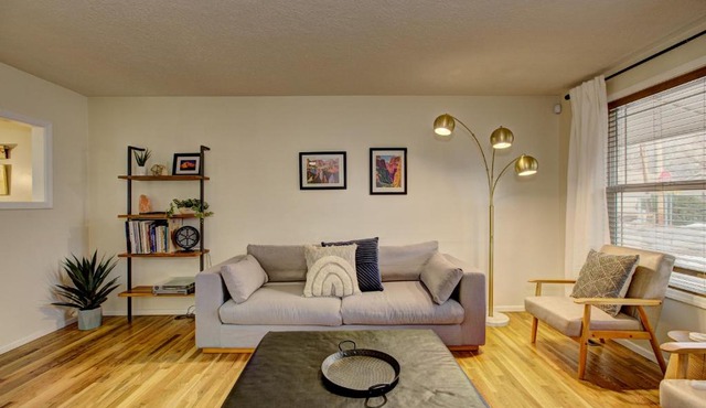 Sunset Home perfect for extended stays with fully fenced in yard, designated office, two living rooms, located across from Boise Foothills and close to Bogus Basin in Boise's North End