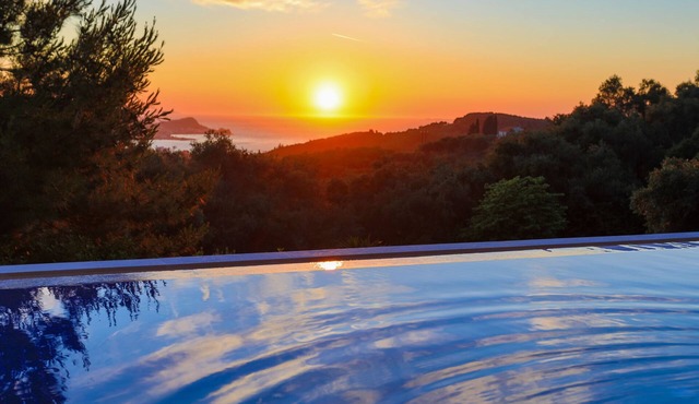 Sunset House: Near beaches, stunning views, sunsets