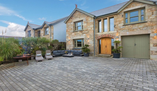 SUNSET HOUSE, pet friendly, character holiday cottage in St Just