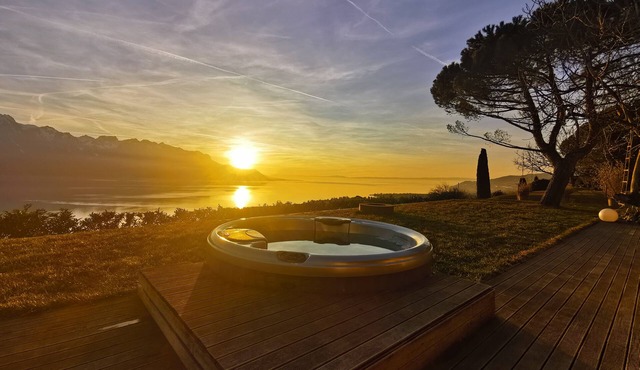 Sunset House with gorgeous view of the lake
