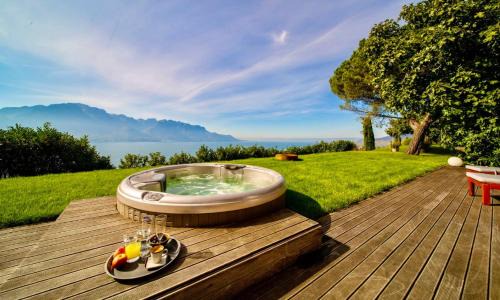 Sunset House with gorgeous view of the lake