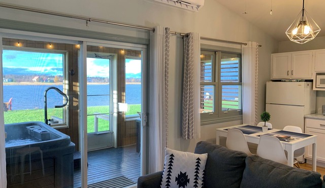 Sunset Jacuzzi Waterfront Beach & Pool Chalet