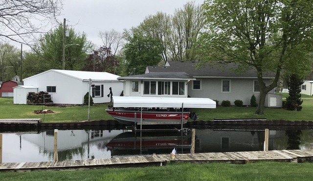 SUNSET LAKE HOUSE!The best of family time at the North Chain of Lakes.SLEEPS 8!