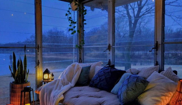 Sunset Lake House w Hot Tub, 4 fireplaces & kids bunkroom!