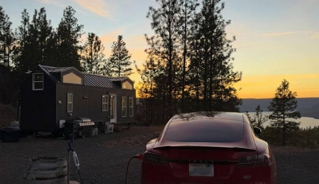 Sunset Lake Retreat: Tiny Home, Lawn Games, RV & Boat Parking