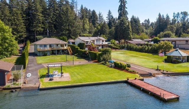 Sunset Lake Retreat@ Lake Tapps-Lakefront, Spacious, Sports court, Kayaks