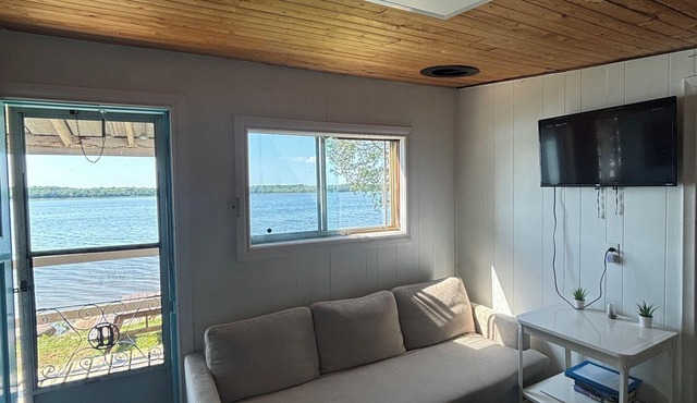 Sunset Lakefront Spacious 8 people Getaway,