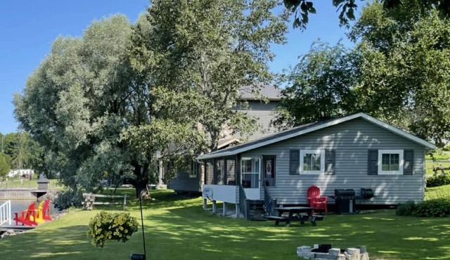 Sunset Lakeside Escape on Beautiful Wilson Lake in Port Loring