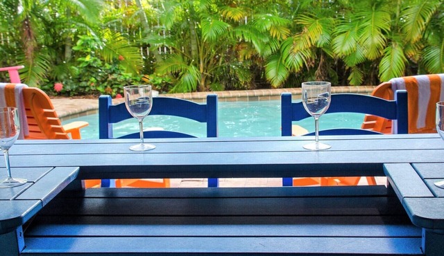 Sunset Landing AMI Beach House. 6BR/4.5BA. Private pool. 2 blks to beach.