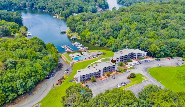 Sunset Landing - Waterfront condo with lake-view deck, tennis court & pool