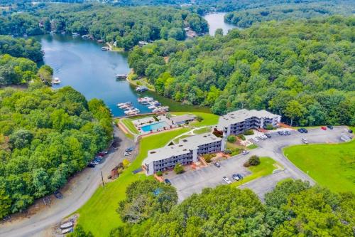 Sunset Landing - Waterfront condo with lake-view deck, tennis court & pool