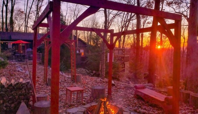 Sunset Lion Mountain Cabin near a Lake & Vineyards