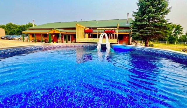 Sunset Lodge. 10 Bedroom Cabin w/Pool & Outdoor Hot Tub