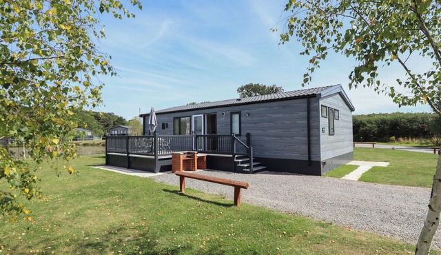 SUNSET LODGE, pet friendly, with hot tub in Woodhall Spa