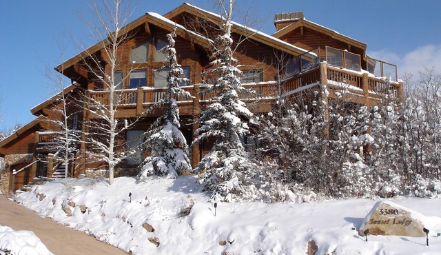 Sunset Lodge - Private Home w Hot Tub, Fire Pits, Pool Table and Expansive Views