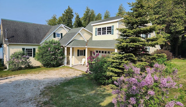 Sunset Lodge - right on Lake Michigan! Swim or watch the freighters go by