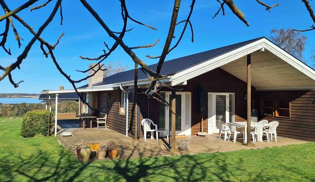 Sunset Lodge with view over Grønsund