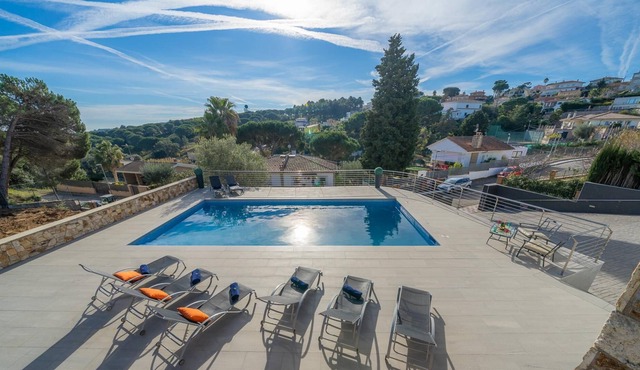 SUNSET LUX, STUNNING DESIGN VILLA WITH LARGE POOL, SEA VIEWS AND AIR CONDITIONING