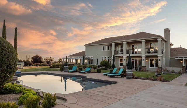 Sunset Manor: Luxury Wine Country Estate; Pool, Views, Steps to Wilson Creek