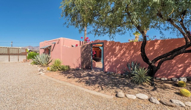 Sunset Manor: Secluded 5BD/3BA w/Pool in Midtown