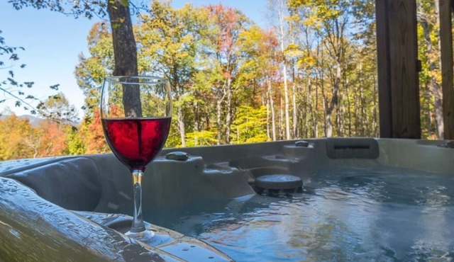 Sunset Mtn Lodge! Hot tub+Fire pit, Fireplace, Hiking, Private, Close to Town!