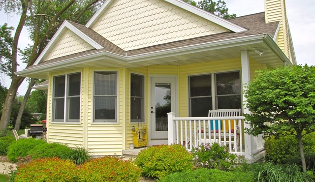 Sunset Nook Cottage: On Water, Charming, Sunsets, Boat Slip, Near Downtown!