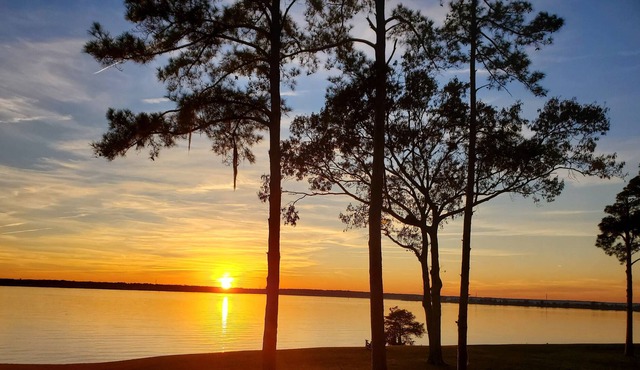 ☀️ Sunset Oasis - Lakefront Condo 🚤