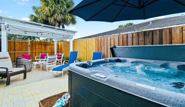 Sunset Oasis ☆ Relaxing Vacation Home with Jacuzzi ☆ Near Beaches