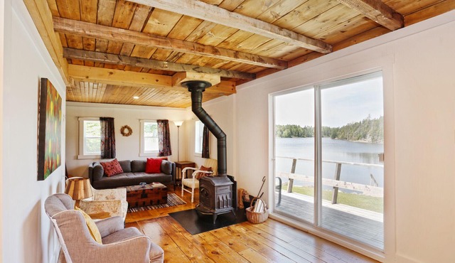 Sunset Ocean Cove Waterfront Cottage - 10 mins from Lunenberg, great restaurants