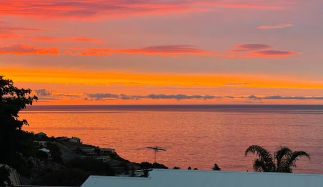 Sunset Ocean Deck, Garden BBQ, Fast Wi-Fi, Walk to Beach – Romantic Coastal Stay